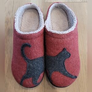 Size 8 L.L. Bean cat slippers